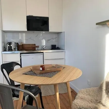 Au Numéro 13 à 50m De La